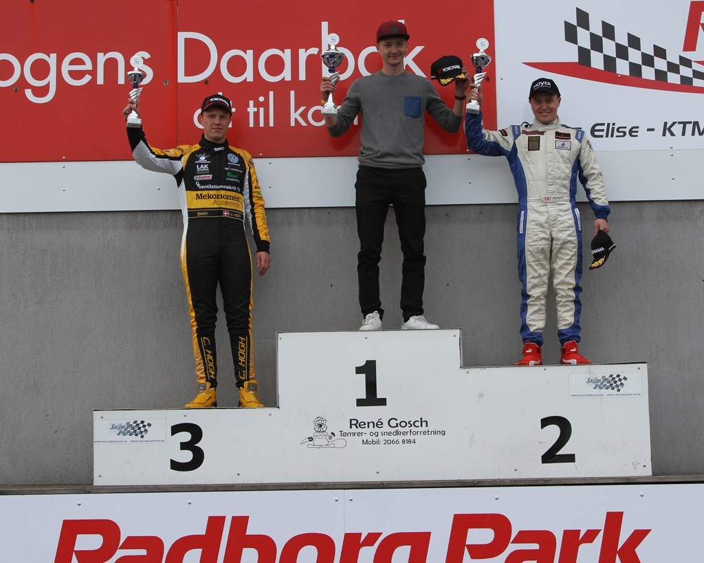 Kevin øverst på podiet og vinder af løb nummer tre.
(Foto: Motorsporten.dk)